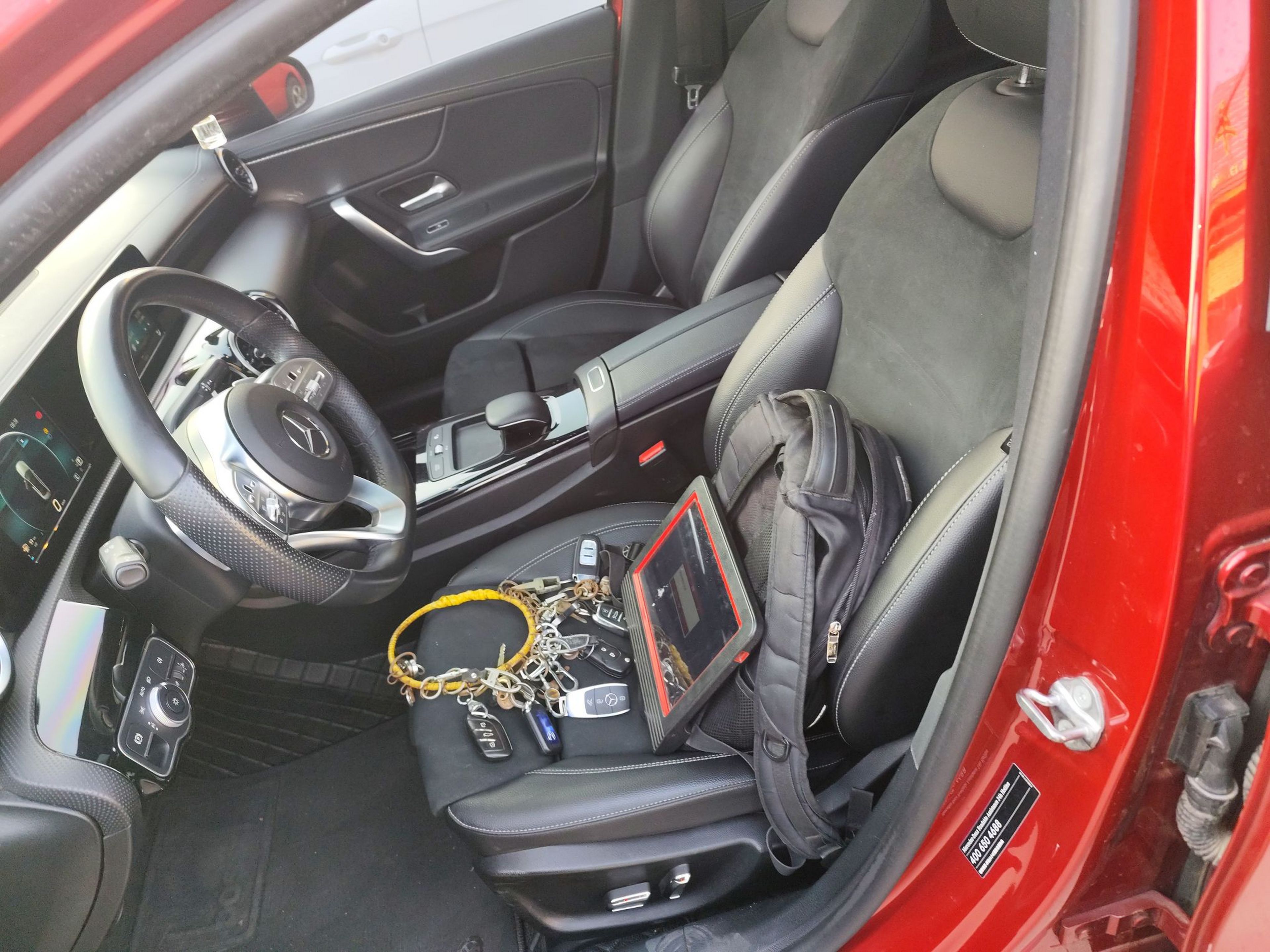 المقاعد الأمامية داخل السيارة