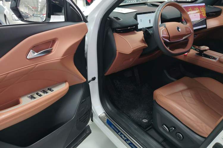 Used Changan UNI-Z New Energy 2024 Blue Whale Smart Electric iDD 125km Excellence Model
