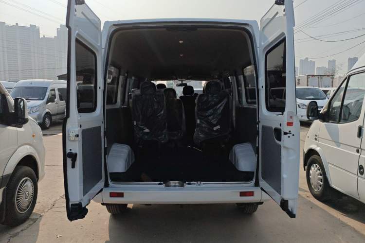 Used SAIC MAXUS Xintu V80 2025 Value Edition Aoyuntong 2.0T Manual Long Wheelbase Mid-Height Design 127 Ps 6/7/9-Seater
