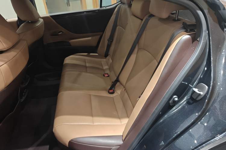 Used Lexus ES 2020 300h Premier Edition
