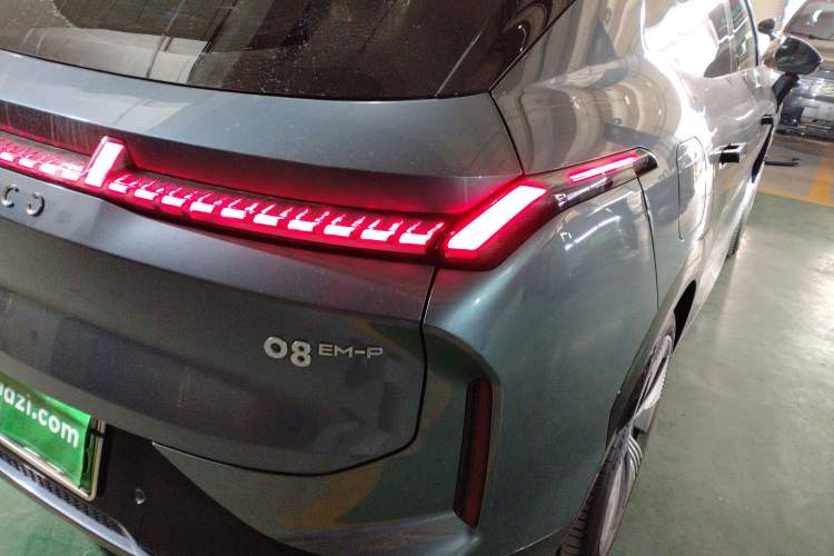 Used Lynk & Co 08 EM-P 2025 220 km All-Wheel-Drive Performance Halo
