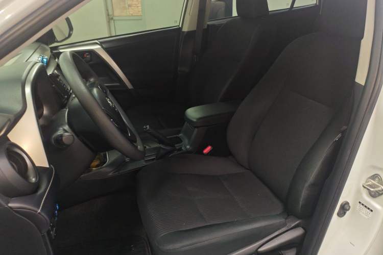 Used Toyota RAV4 2016 2.0L CVT Two-Wheel Drive Fashion Edition China V Standard
