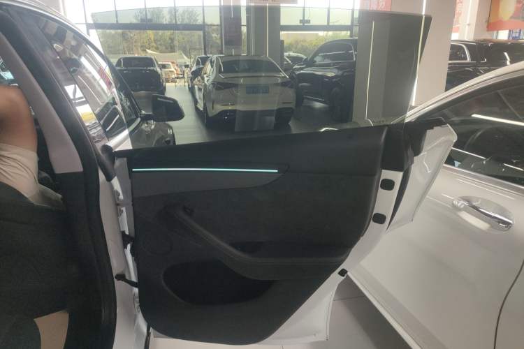 Used Tesla Model Y 2025 Long-Range All-Wheel-Drive Version
