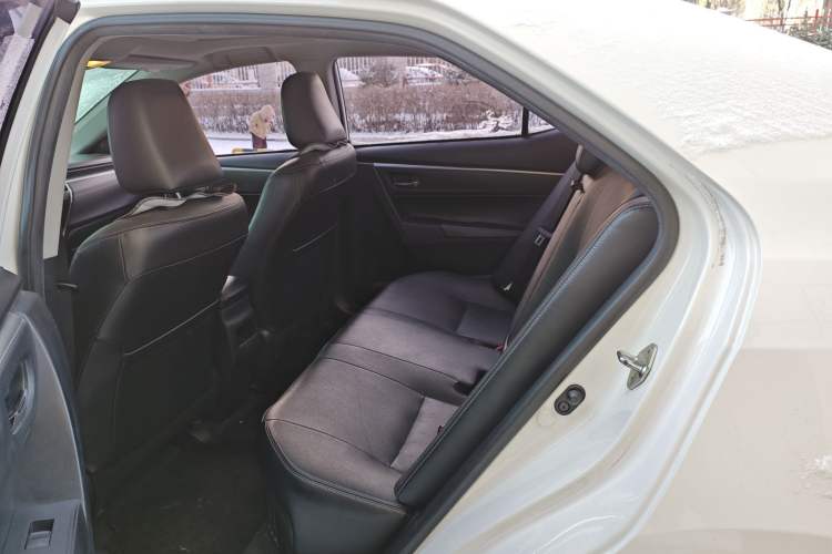 Used Toyota Corolla 2016 Dual-Engine 1.8L E-CVT Luxury Edition
