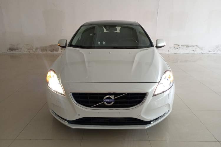 Used Volvo V40 2015 1.6T Zhiya Edition
