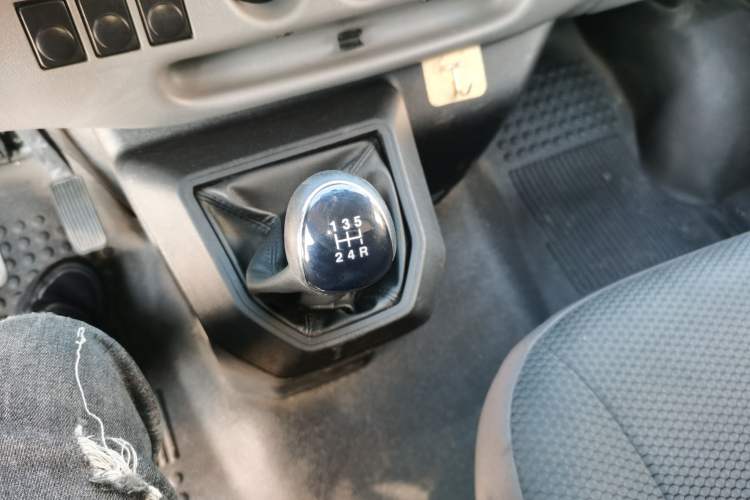 Used JMC Transit 2019 2.8T Commercial Version Short Wheelbase Mid-Roof 3-Seater China VI Standard JX493