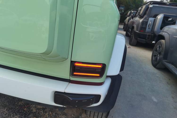 Used  V23 2025 401 Two-Wheel Drive Advanced Edition