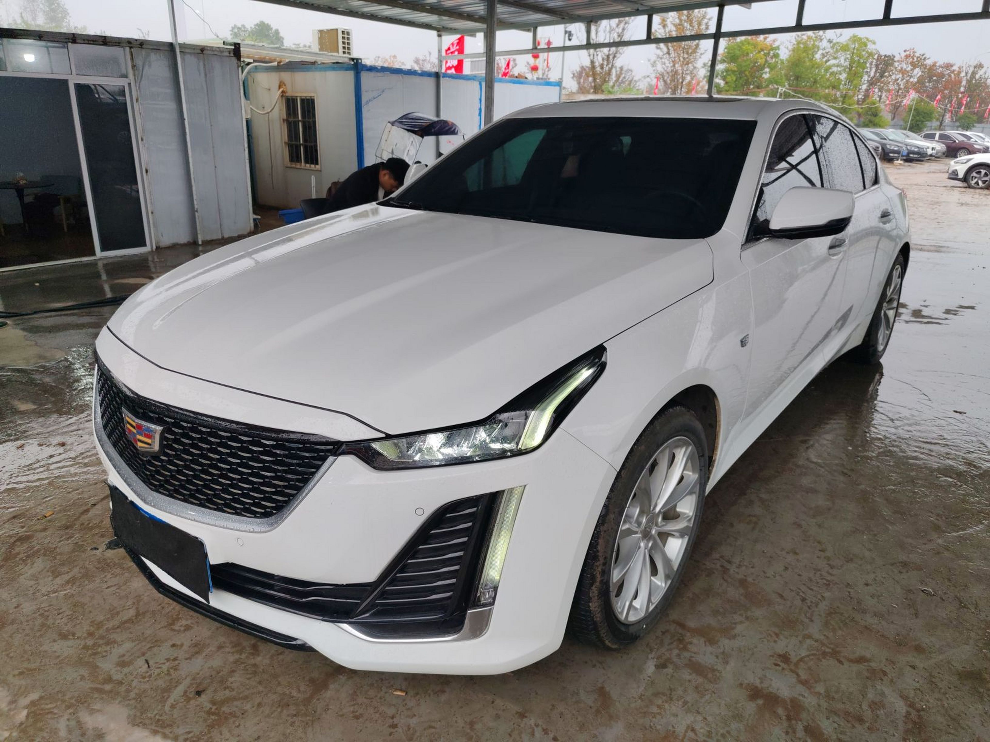 Под передней частью автомобиля