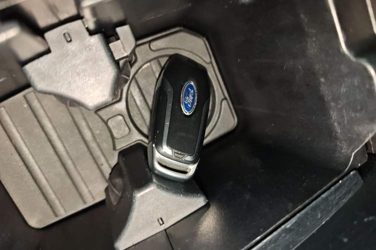 Used Ford Edge 2016 EcoBoost 245 Two-Wheel-Drive Titanium 7-Seater
