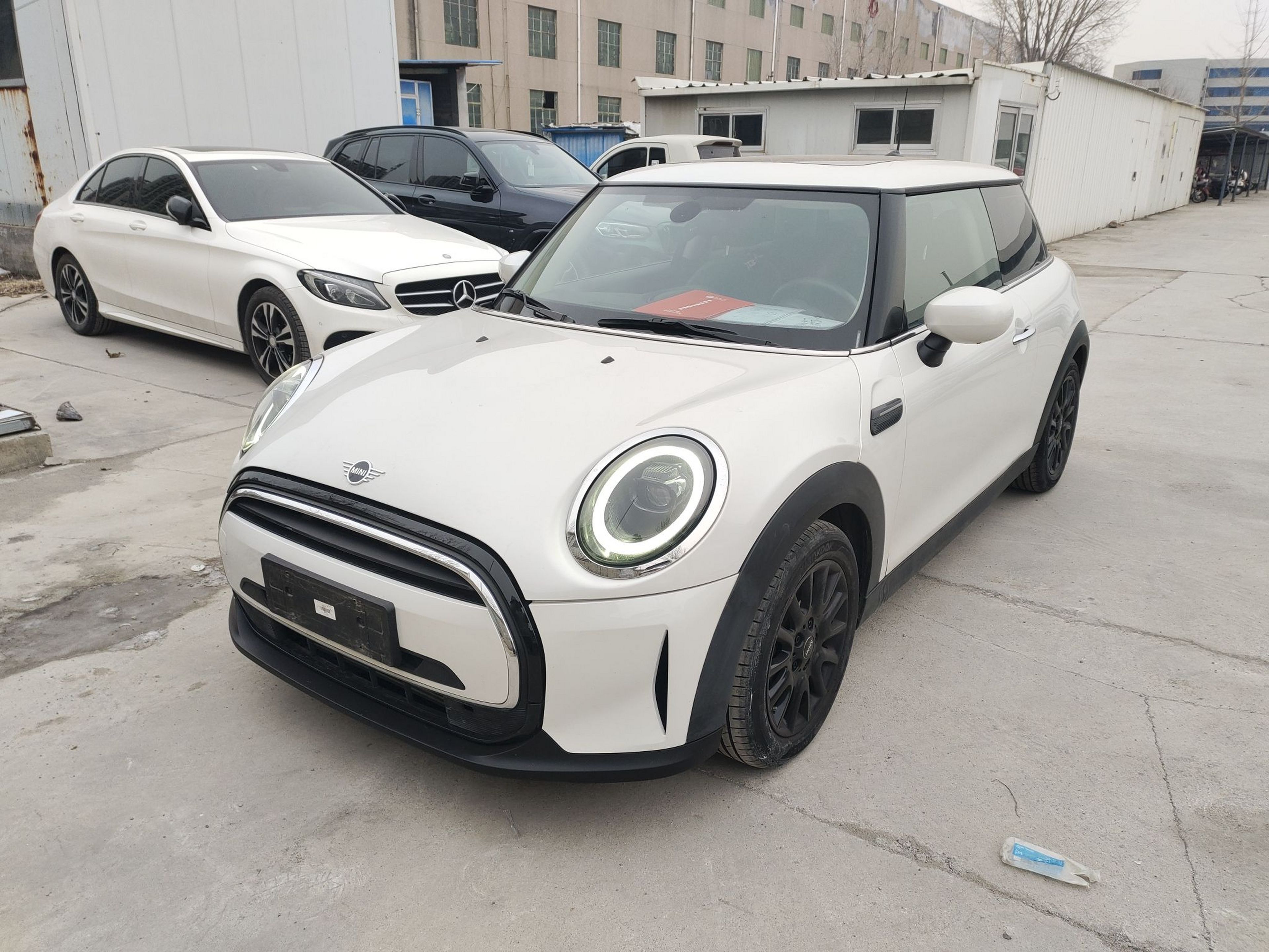 تحت مقدمة السيارة