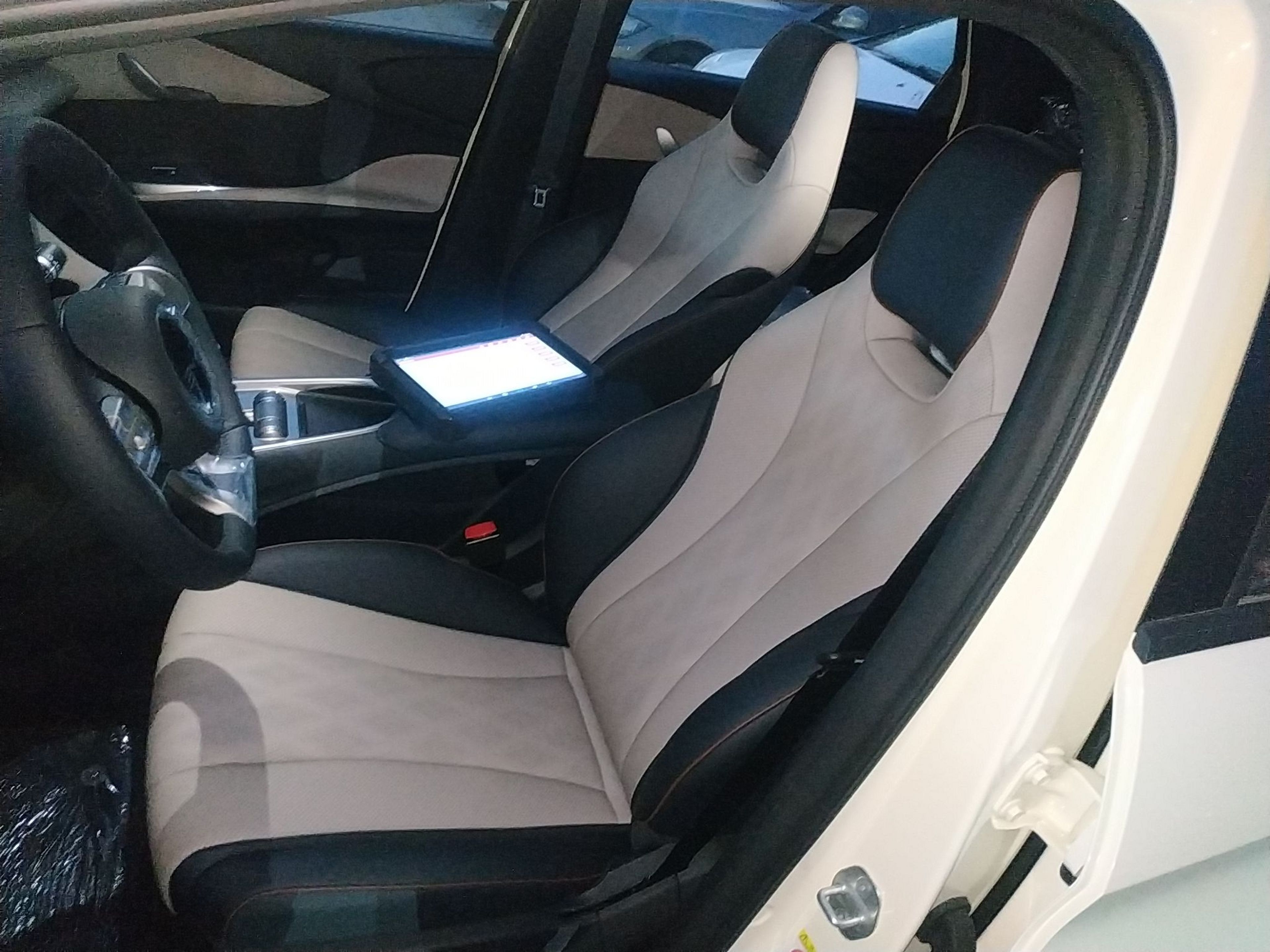 Переднее сиденье в автомобиле