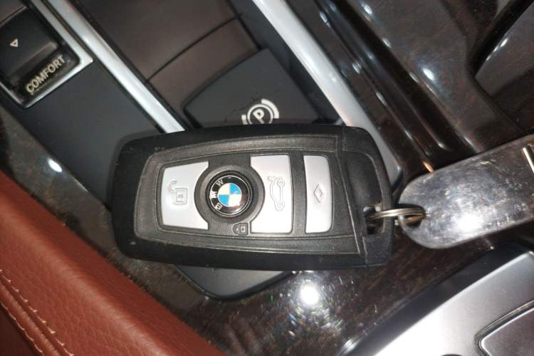Used BMW 5 Series 2014 525Li Leading Model
