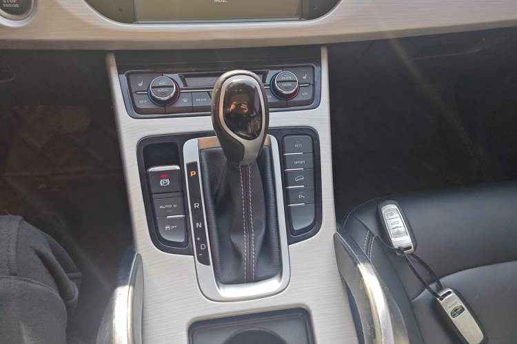 Used Geely Auto Emgrand X7 Sport 2018 1.8TD Automatic Two-Wheel Drive Smart Connect 4G Internet Edition
