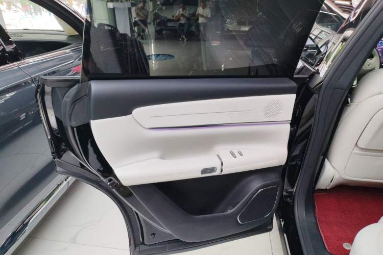 Used  Q07 2025 215 Prestige Edition
