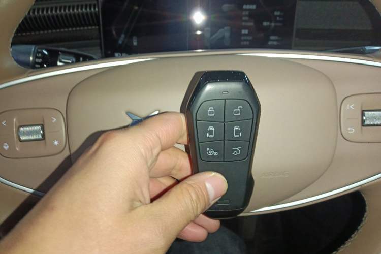 Used XPeng X9 2024 702 Ultra-Long Range Pro
