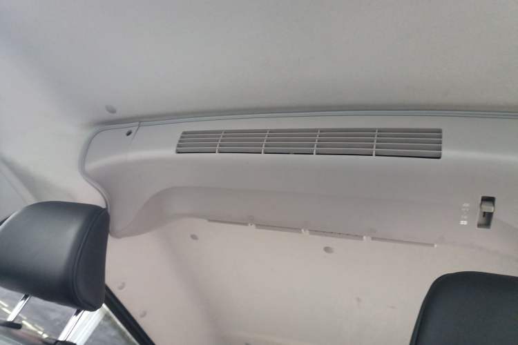 Used Jinbei Gold Hiace M Classic 2022 1.5L Travel Lion Passenger Van 6 Seats
