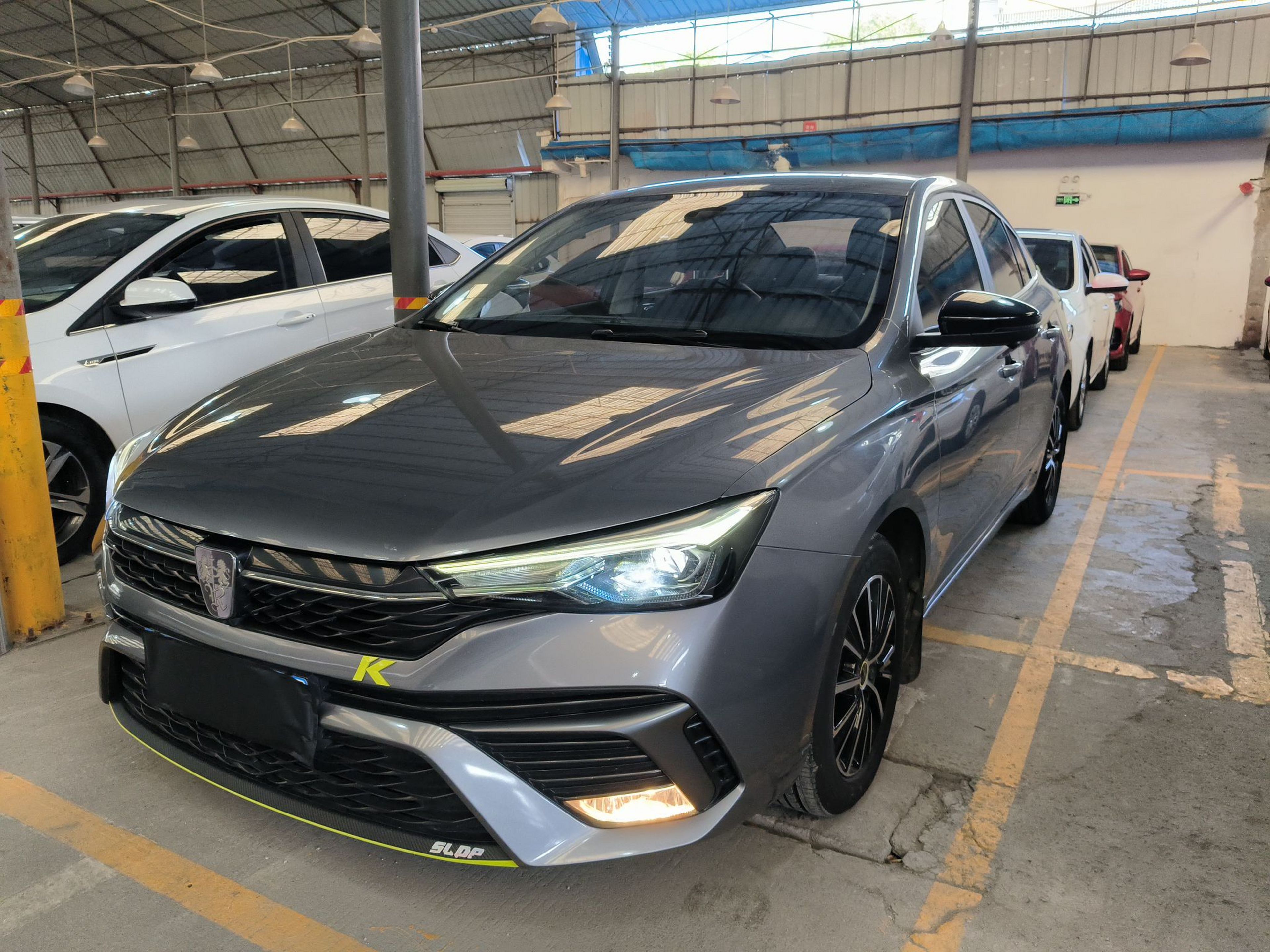 Под передней частью автомобиля