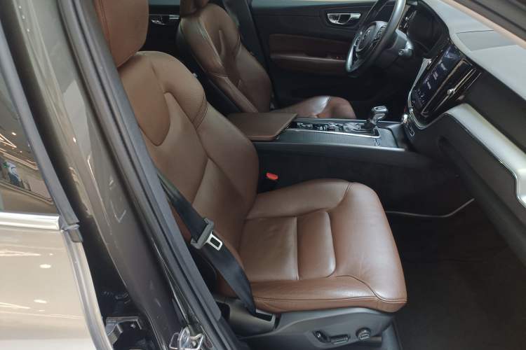 Used Volvo XC60 2019 T5 4x4 Smart Edition China V Standard
