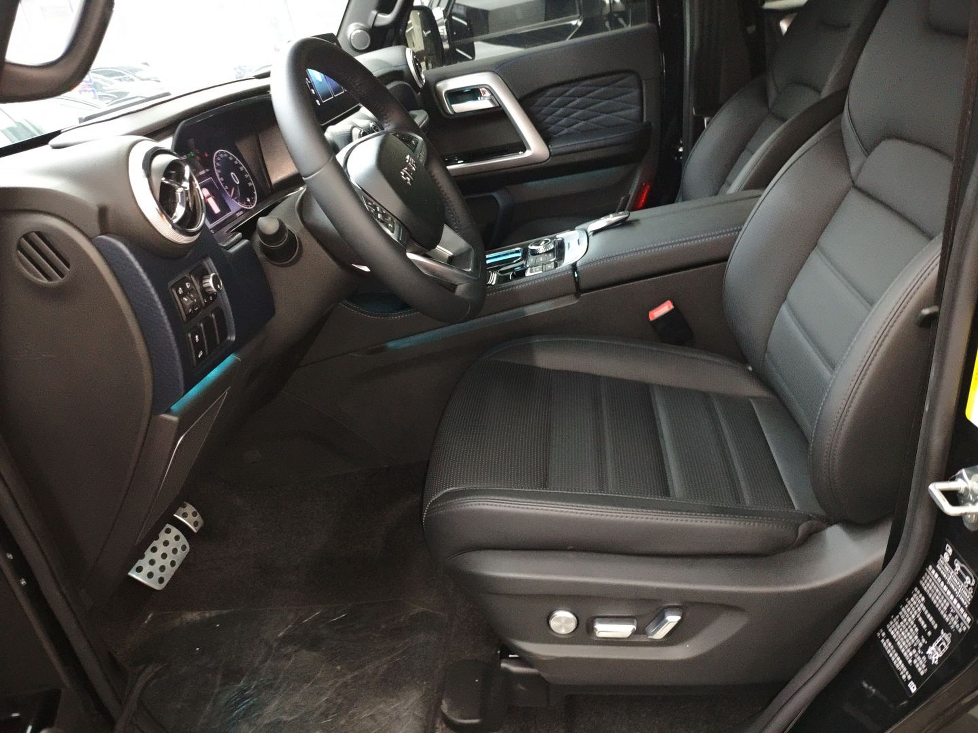 المقاعد الأمامية داخل السيارة