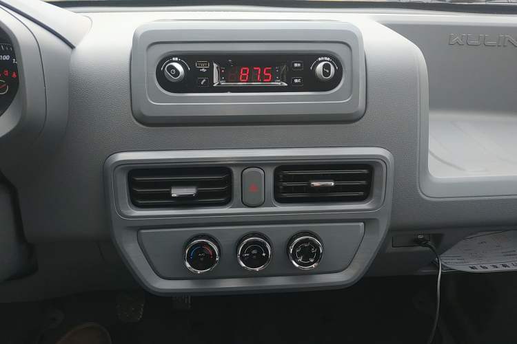 Used Wuling Yangguang 2024 300KM Comfort Version Passenger Van 75kW
