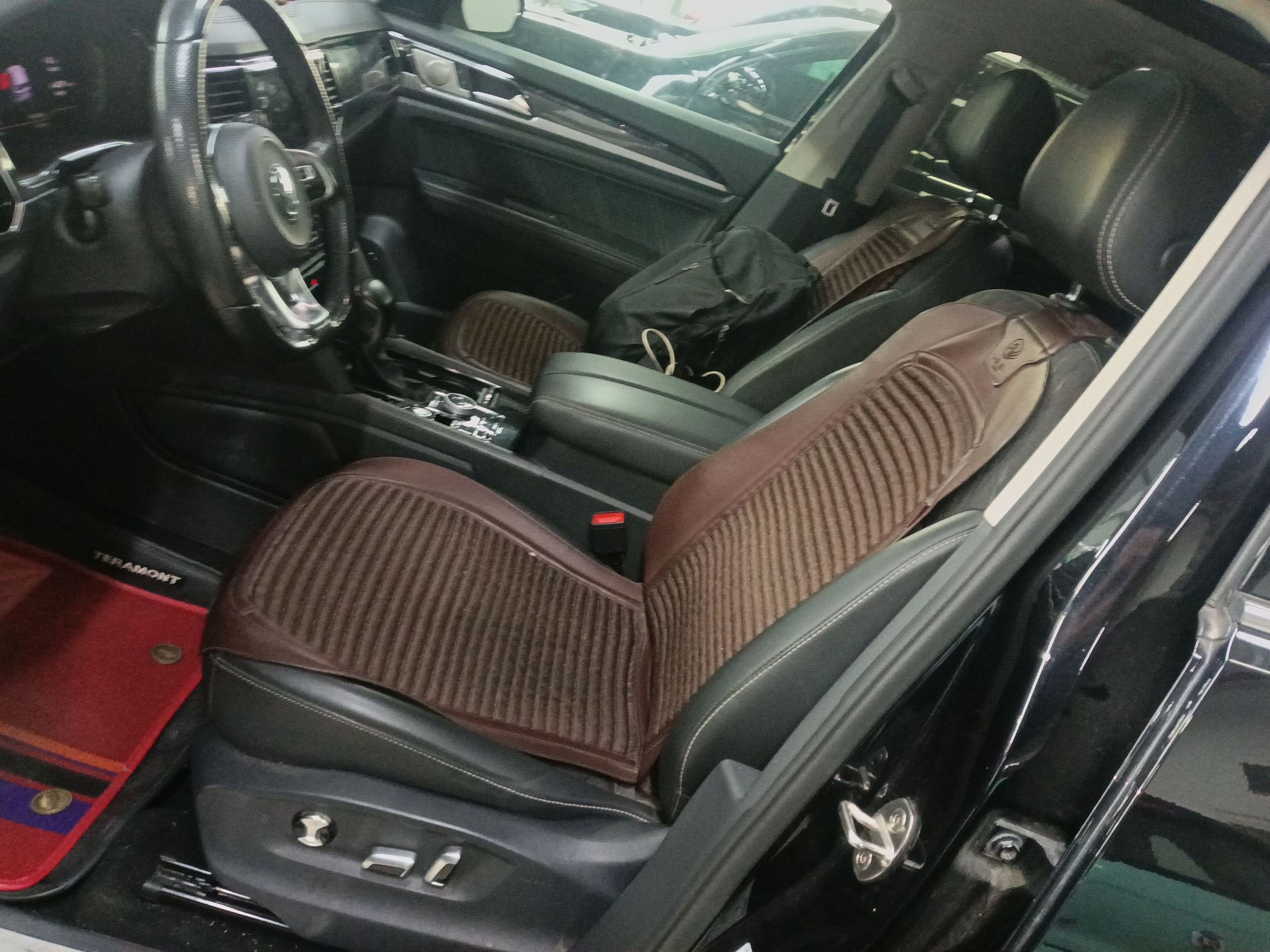 المقاعد الأمامية داخل السيارة