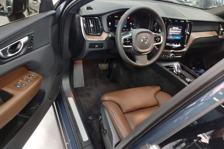 Used Volvo XC60 2024 B5 4x4 Smart Luxury Edition