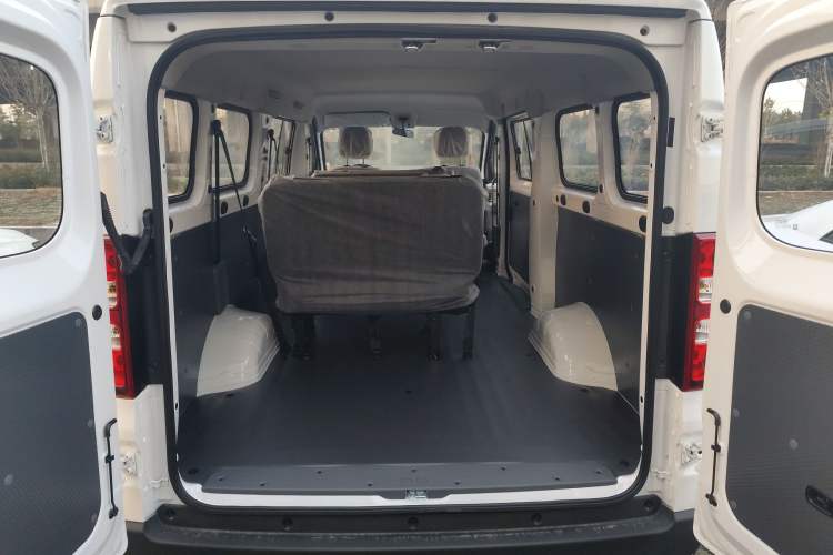 Used Wuling Yangguang 2024 300KM Comfort Version Passenger Van 75kW
