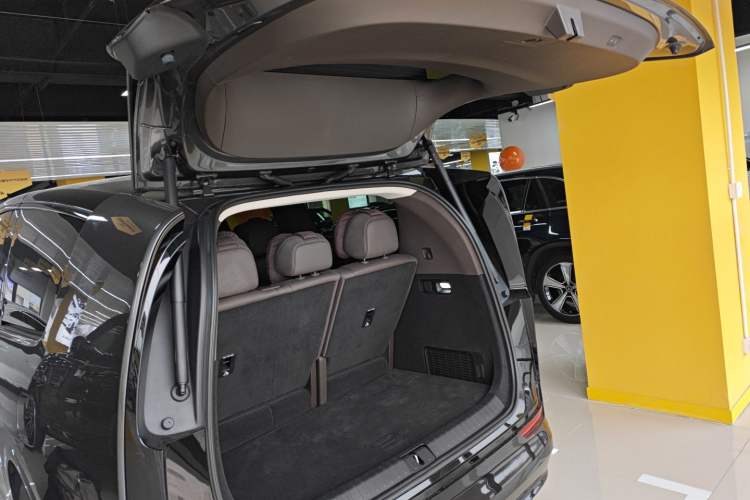 Used Li Auto MEGA 2024 Ultra Model