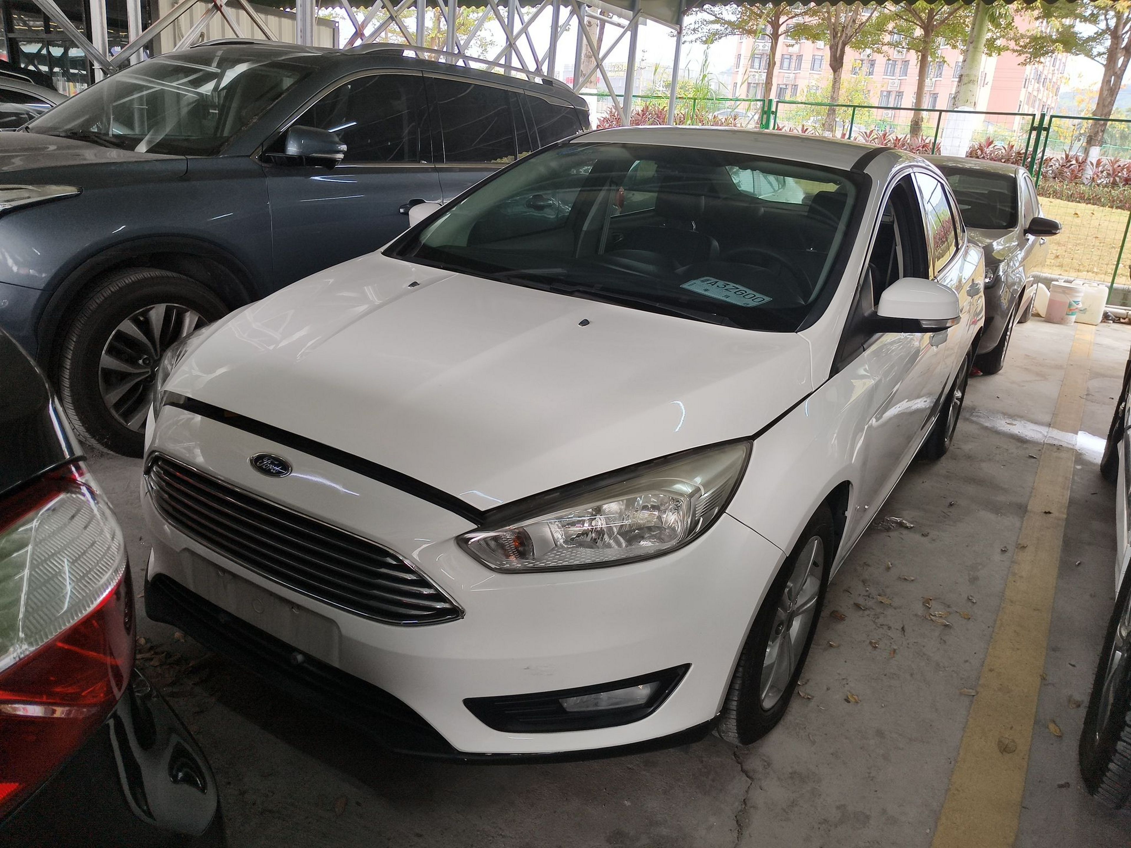 Под передней частью автомобиля