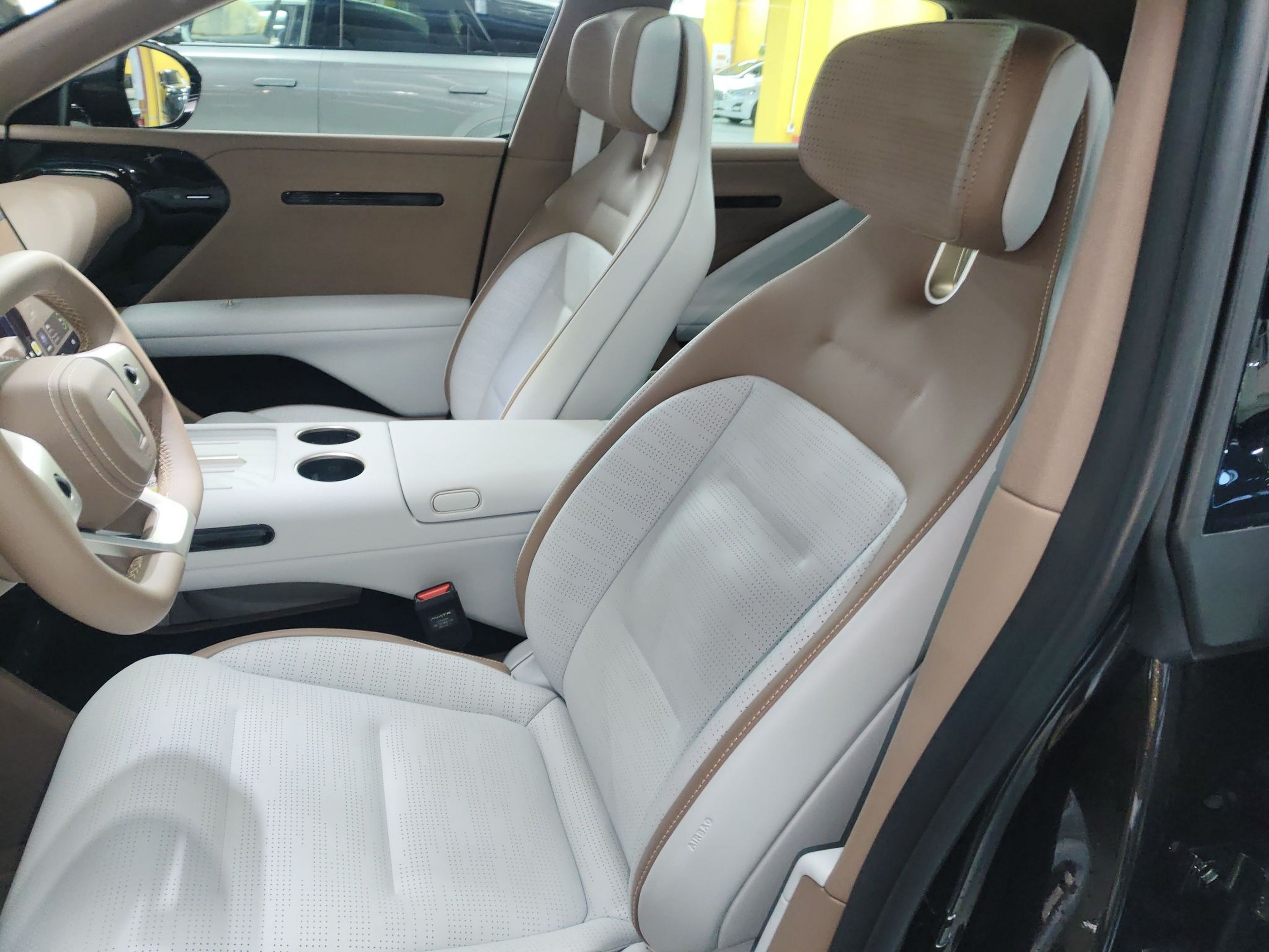 Переднее сиденье в автомобиле