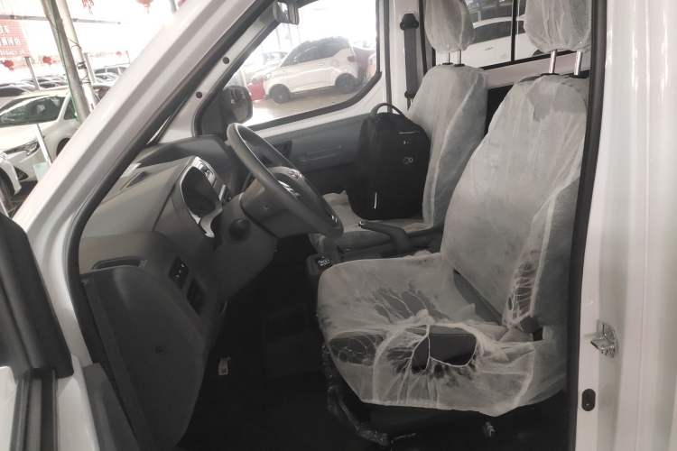 Used Wuling Yangguang 2024 300KM Comfort Version Passenger Van 75kW