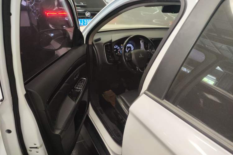 Used Mitsubishi Outlander 2019 2.0L Two-Wheel Drive Comfort Edition 5 Seats China VI Standard

