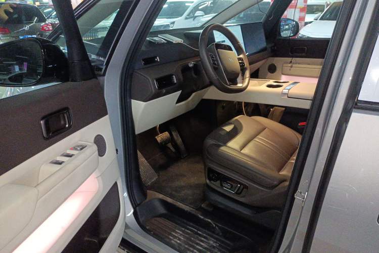 Used Li Auto MEGA 2024 Ultra Model
