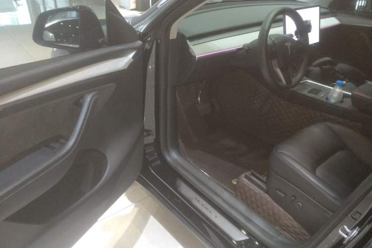 Used Tesla Model Y 2023 Rear-Wheel-Drive Version
