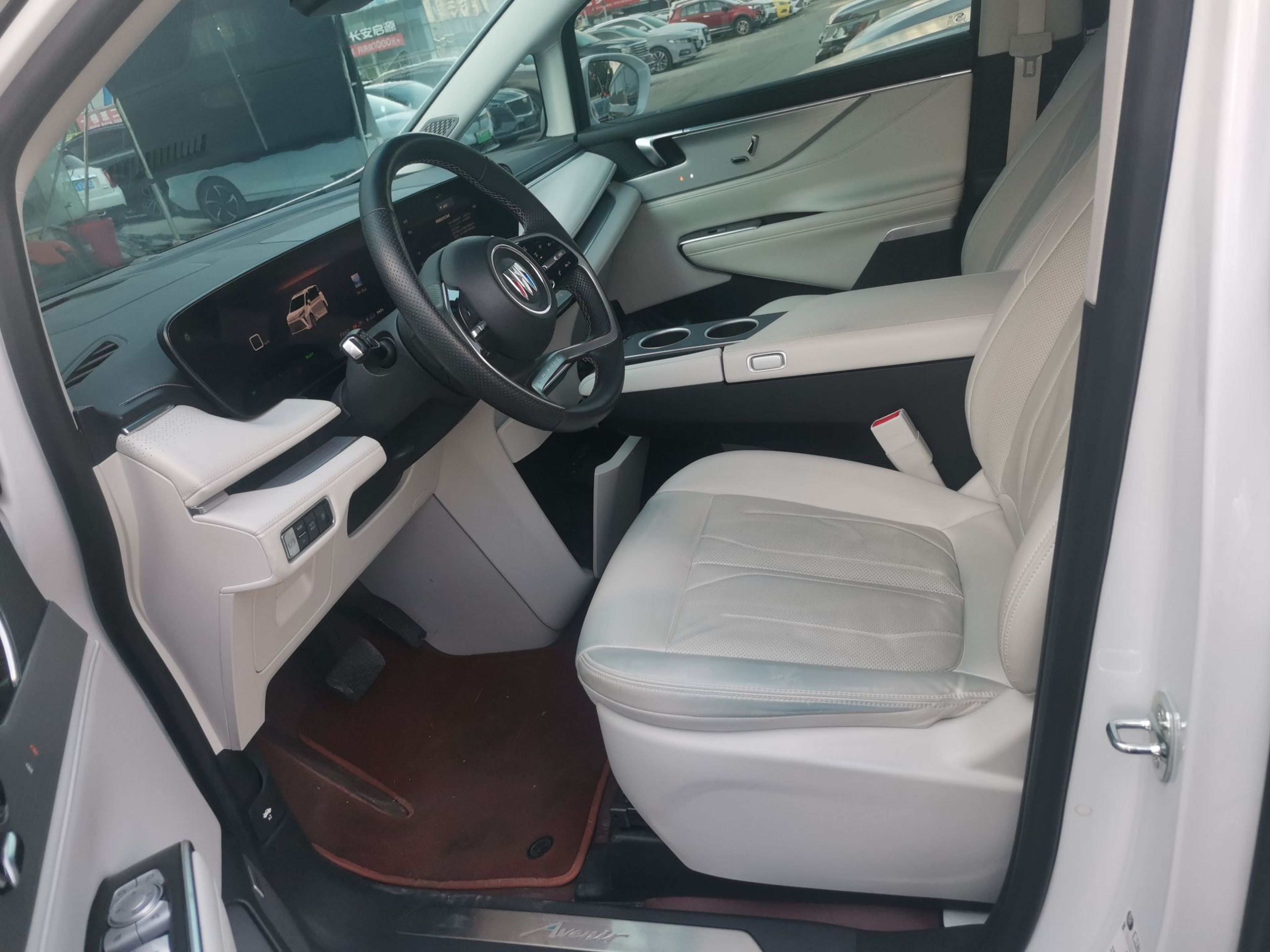 المقاعد الأمامية داخل السيارة