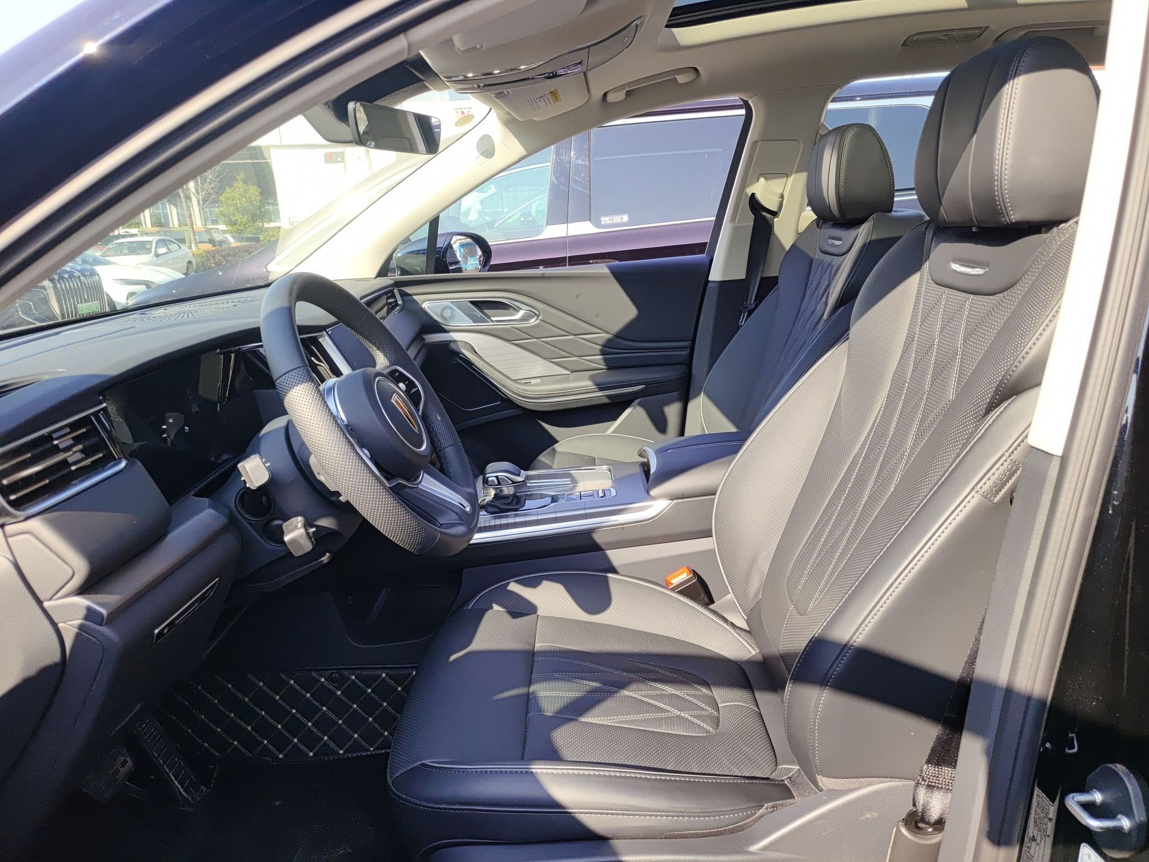 المقاعد الأمامية داخل السيارة