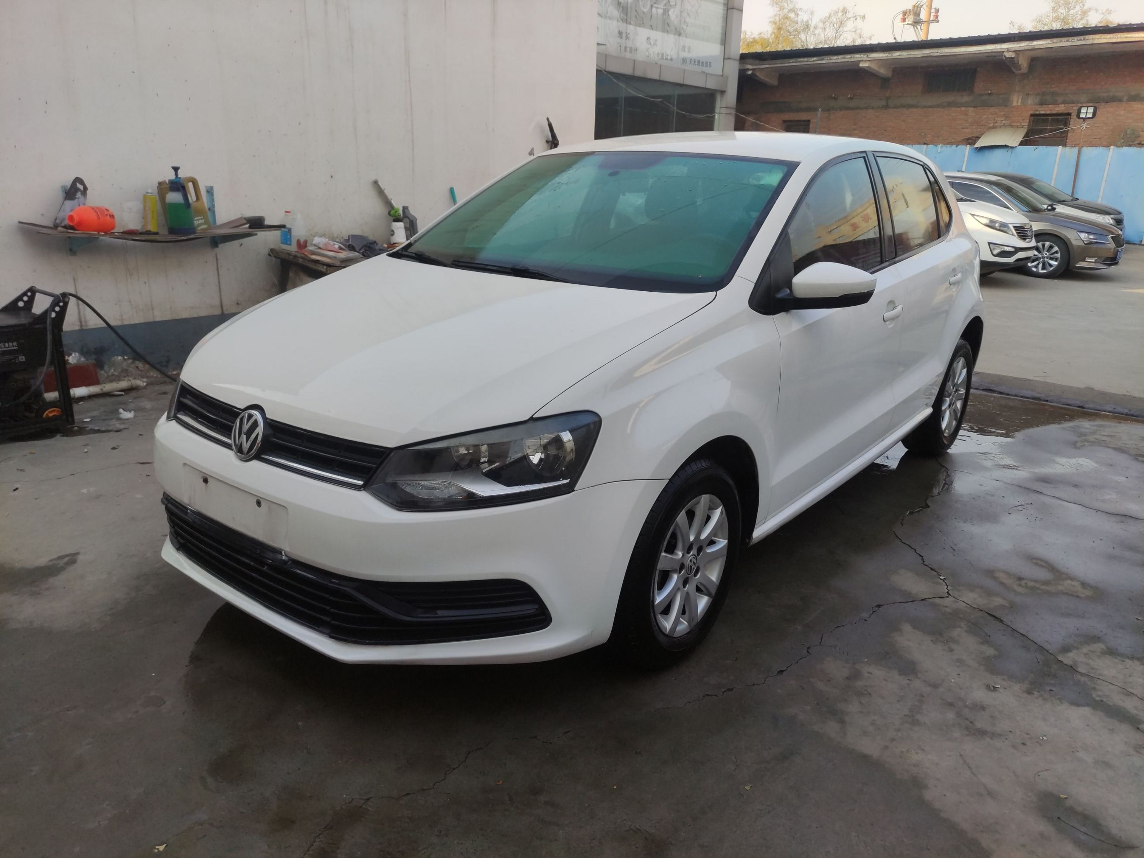 Под передней частью автомобиля