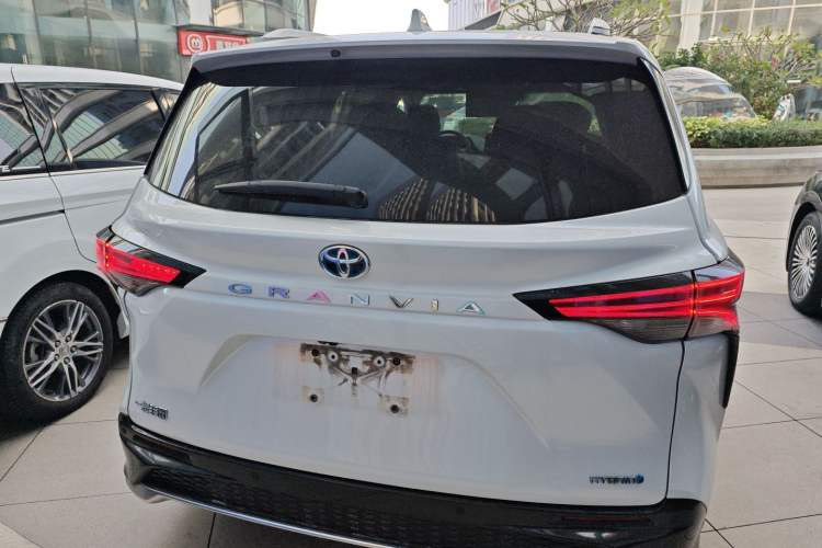 Used Toyota Granvia 2022 2.5L Hybrid Flagship Edition
