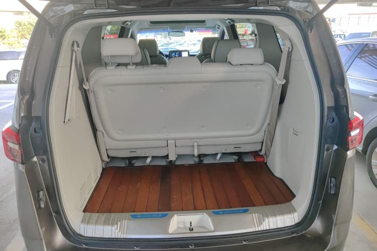 Used Buick GL8 2021 Land Cruiser Executive Class 652T Luxury Model
