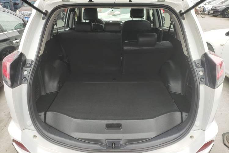 Used Toyota RAV4 2016 2.0L CVT Two-Wheel Drive Fashion Edition China V Standard
