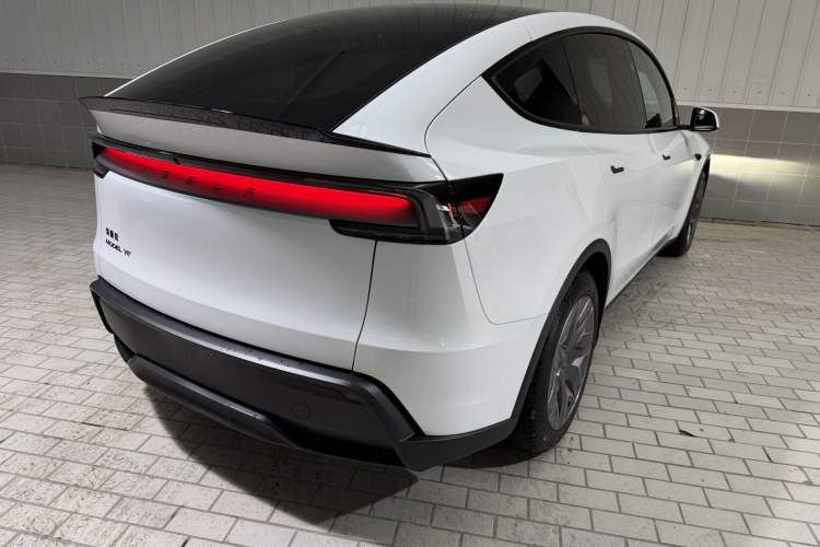 Used Tesla Model Y L 2025 Long-Range All-Wheel-Drive Version
