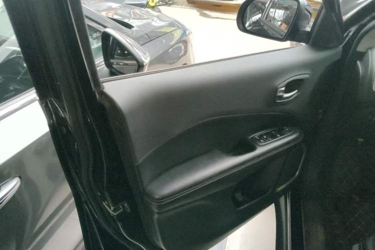 Used  Compass 2019 220T Automatic Enjoyment Version
