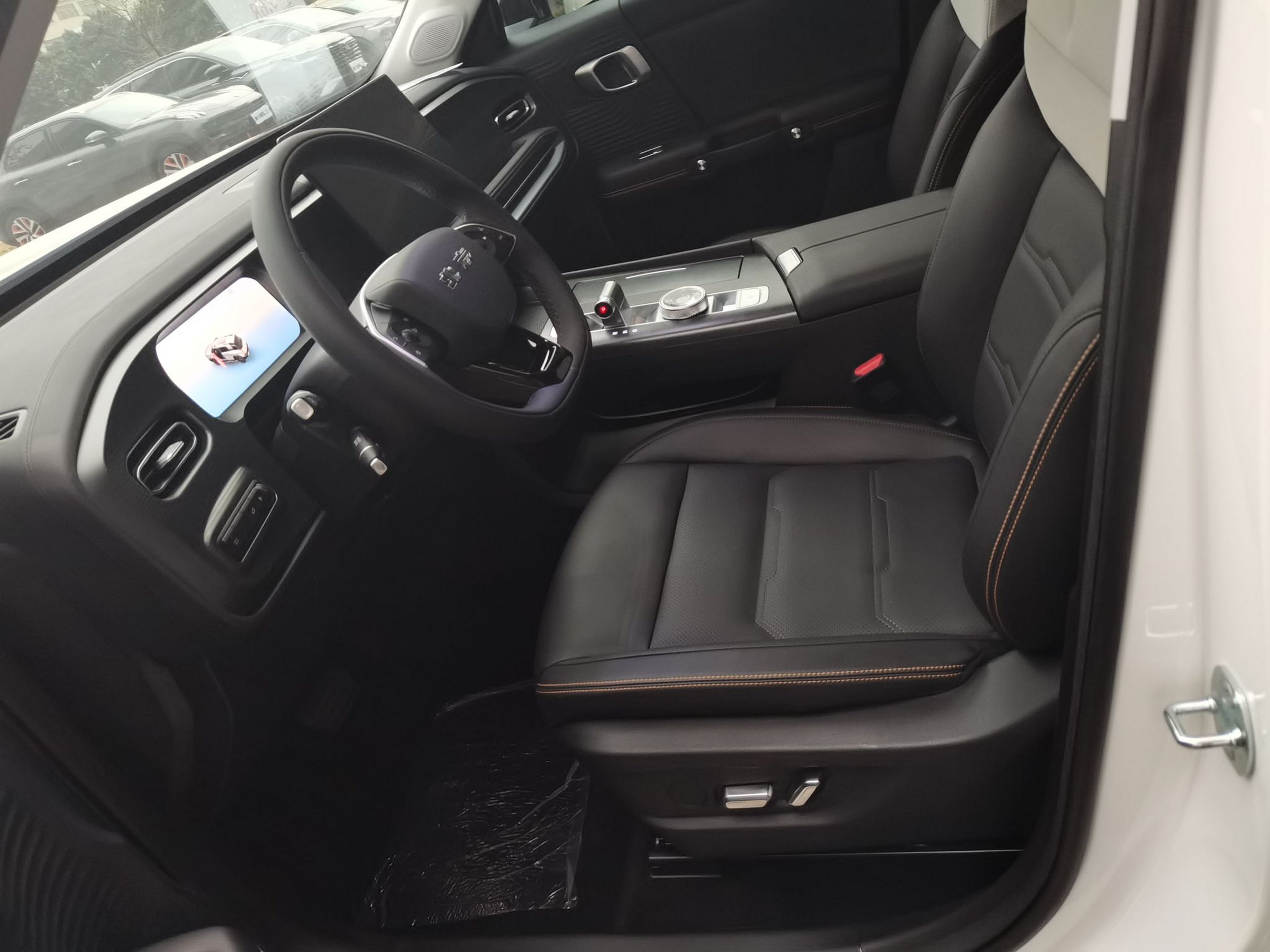 المقاعد الأمامية داخل السيارة