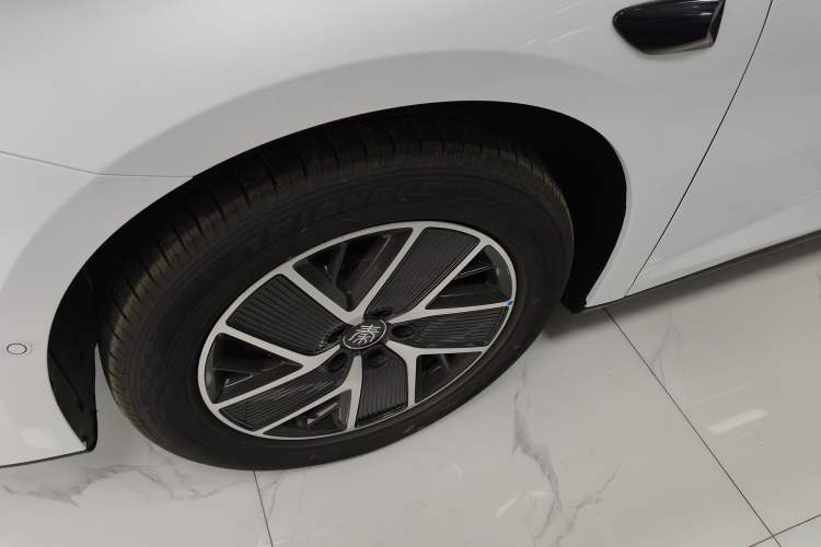 Used BYD Qin L 2025 DM-i Smart Drive 120KM Leading Model
