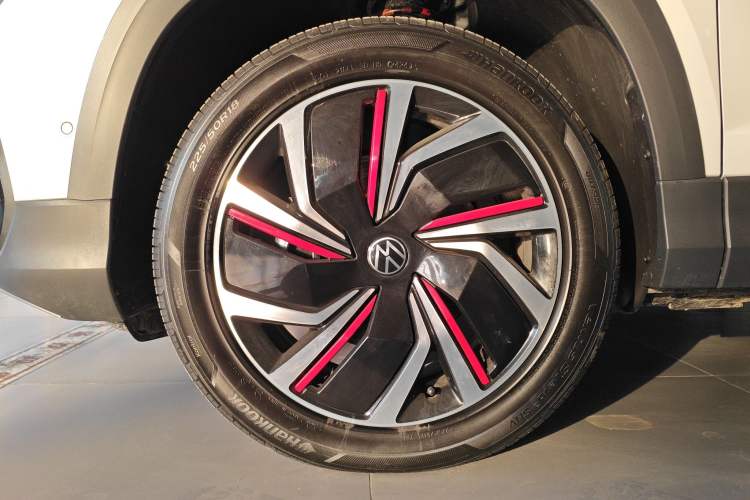 Used Volkswagen Tharu 2024 300TSI Two-Wheel-Drive Moon Luxury Edition
