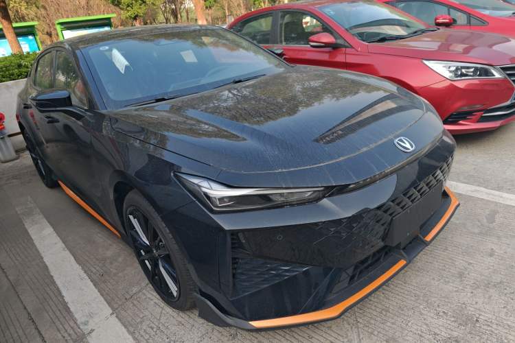 Used Changan UNI-V 2025 1.5T 500Bar Prestige Sporty Version
