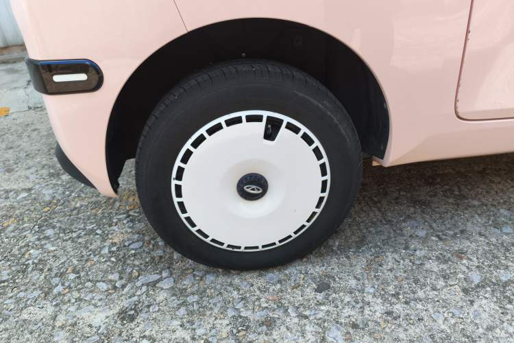 Used Chery QQ Ice Cream 2022 170km Sundae Phosphate Lithium-Ion