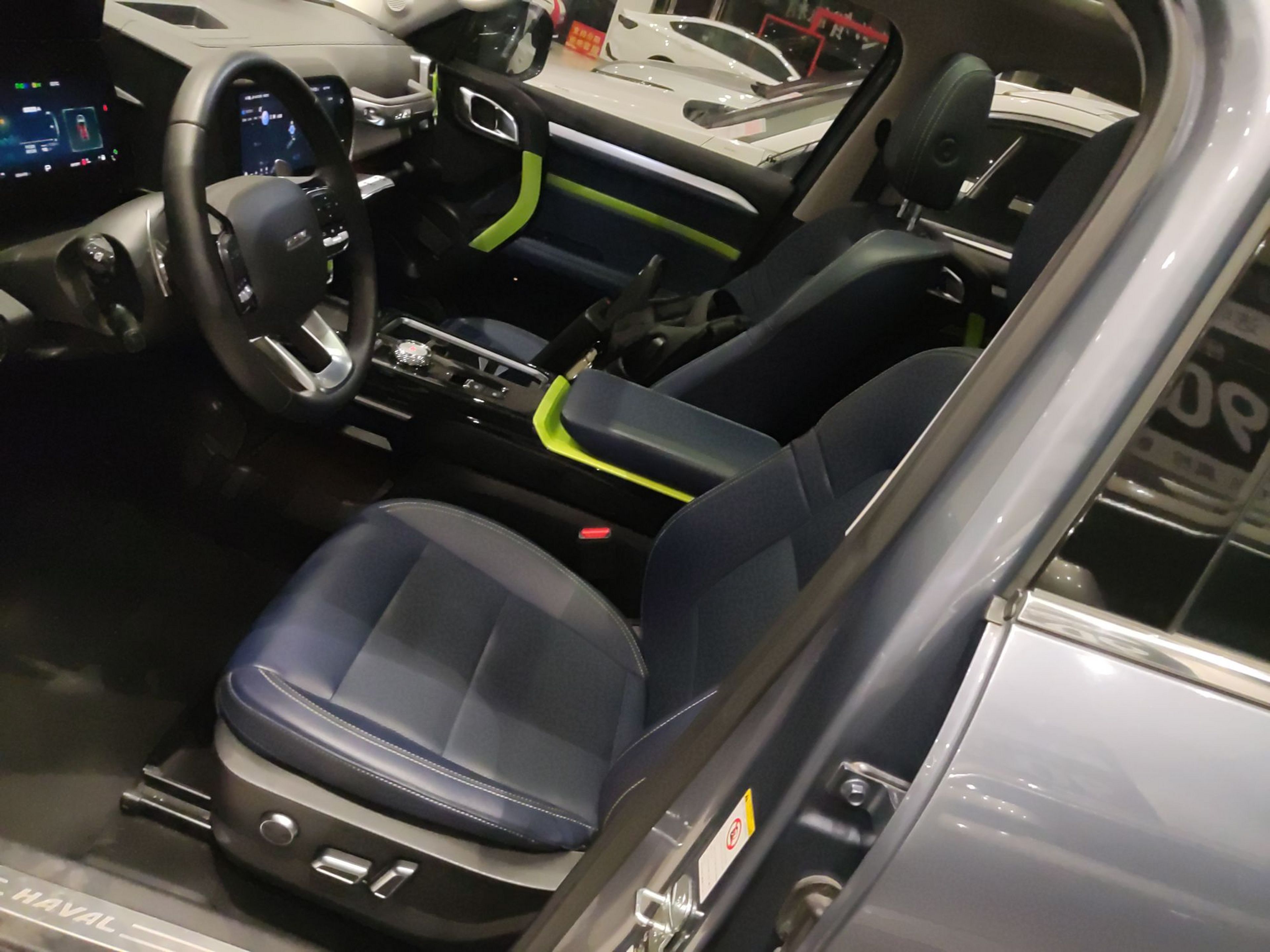 المقاعد الأمامية داخل السيارة