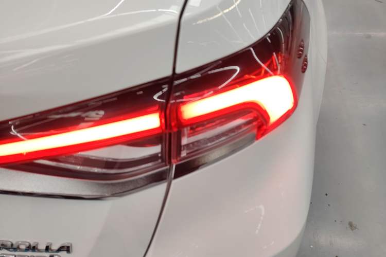 Used Toyota Corolla 2021 Dual-Motor 1.8L E-CVT Elite Edition
