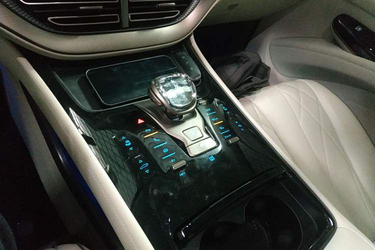 Used Denza D9 2022 DM-i 970 Four-Wheel Drive Prestige Model
